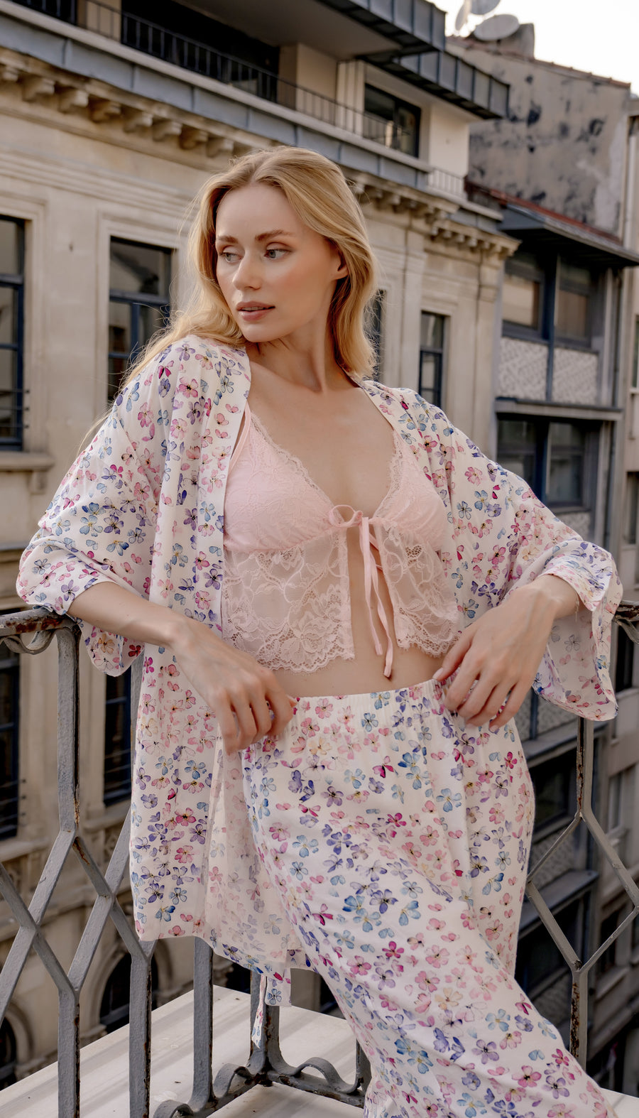 Çiçek Desenli Dantelli Pijama Takımı