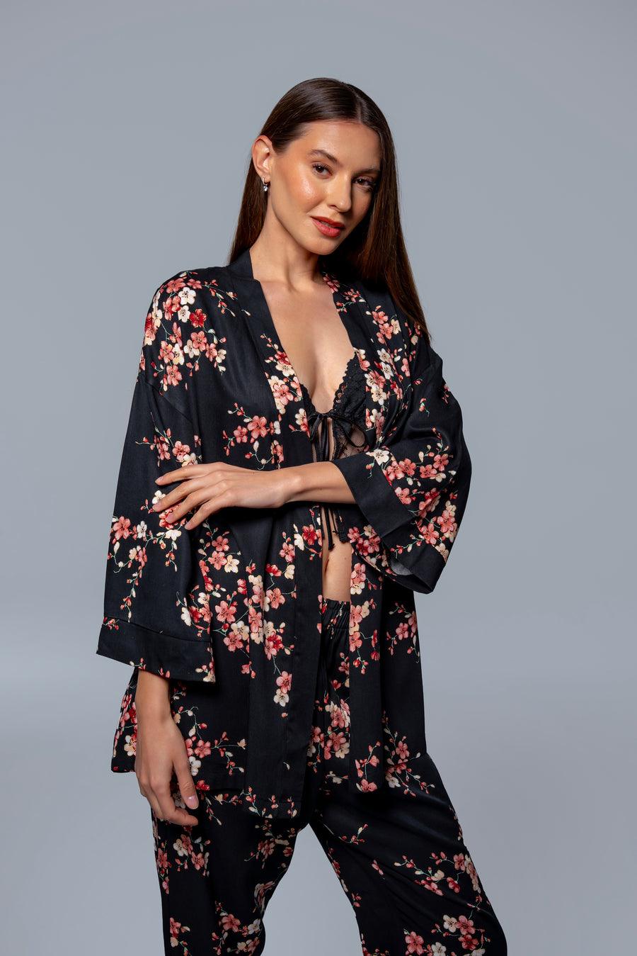 Çiçek Desenli Dantelli Pijama Takımı